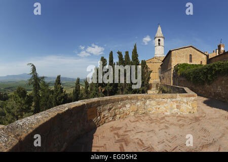 Vista nella Val d'Orcia dalla cattedrale di Santa Maria Assunta, Pienza, Val d'Orcia, Val d'Orcia, Sito Patrimonio Mondiale dell'UNESCO, provincia di Siena, Toscana, Italia, Europa Foto Stock