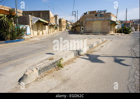 HEBRON, Israele - 10 OTT 2014: strada deserta vicino al centro di Hebron dove la seconda intifada nel 2000 stava accadendo Foto Stock