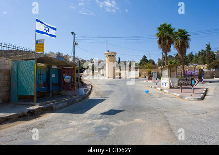 HEBRON, Israele - 10 OTT 2014: strada deserta con torre di avvistamento nel quartiere ebraico vicino al centro di Hebron Foto Stock