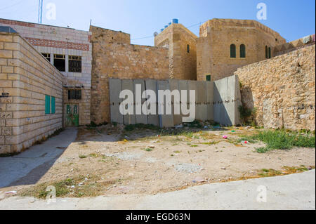 HEBRON, Israele - 10 OTT 2014: i blocchi di calcestruzzo la chiusura di un piccolo vicolo vicino al centro di Hebron dove la seconda intifada in 200 Foto Stock