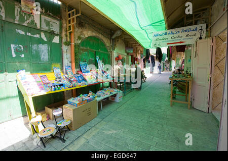 HEBRON, Israele - 10 OTT 2014: Street con Bazar e negozi nel centro della città vecchia Hebron Foto Stock