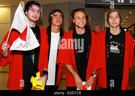 Tokyo, Giappone. Il 22 febbraio, 2015. (L a R) Michael Clifford, Calum cofano, Ashton Irwin e Luca Hemmings dei 5 secondi di estate (5SOS) arrivano all'Aeroporto Internazionale Narita il 22 febbraio 2015, Chiba, Giappone. Circa 200 tifosi giunti all'aeroporto di avvicinarsi ai loro idoli. 5SOS è in Giappone per la prima volta per aprire quattro spettacoli su una direzione di nuovo in strada Tour, e anche a titolo proprio sold out mostra il 25 febbraio. Credito: Rodrigo Reyes Marin/AFLO/Alamy Live News Foto Stock