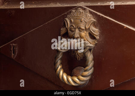 Respingente porta all'esterno di una porta, Siena, Sito Patrimonio Mondiale dell'UNESCO, Toscana, Italia, Europa Foto Stock