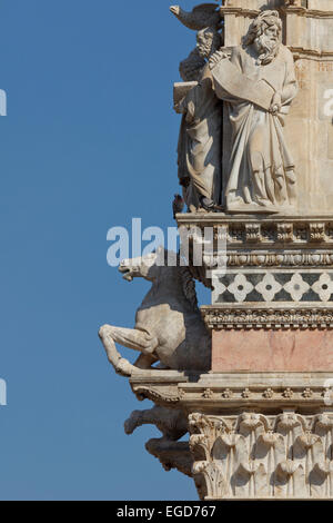 Particolare della facciata del Duomo Il Duomo di Santa Maria, Siena, Sito Patrimonio Mondiale dell'UNESCO, Toscana, Italia, Europa Foto Stock