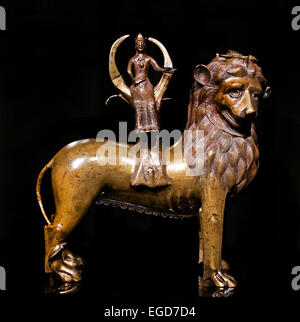 Aquamanile nella forma di un leone con montata una figura femminile 1230 Bassa Sassonia 9 Hildesheim ( 1230 bronzo tedesco Germania Rijksmuseum Amsterdam Medieval Medioevo Foto Stock