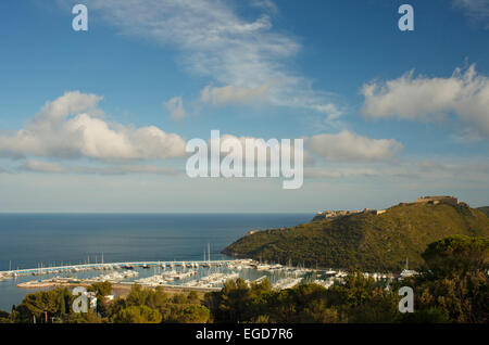 Marina e la rocca di Porto Ercole, Mare mediterraneo, Monte Argentario, provincia di Grosseto, Toscana, Italia, Europa Foto Stock