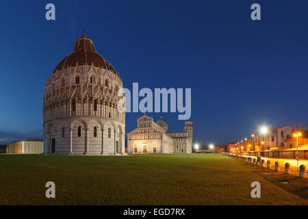 Il Battistero, il Battistero e il Duomo, la cattedrale, il campanile, la torre campanaria, Torre pendente, Torre Pendente in Piazza dei Miracoli, Piazza dei Miracoli e Piazza del Duomo e Piazza della Cattedrale di notte, Sito Patrimonio Mondiale dell'UNESCO, Pisa, Toscana, Italia, Europa Foto Stock