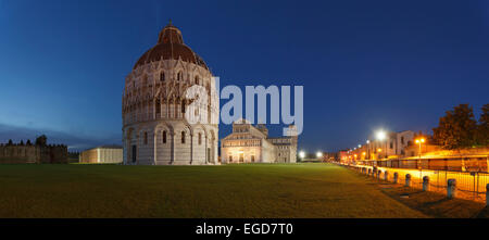 Il Battistero, il Battistero e il Duomo, la cattedrale, il campanile, la torre campanaria, Torre pendente, Torre Pendente in Piazza dei Miracoli, Piazza dei Miracoli e Piazza del Duomo e Piazza della Cattedrale di notte, Sito Patrimonio Mondiale dell'UNESCO, Pisa, Toscana, Italia, Europa Foto Stock