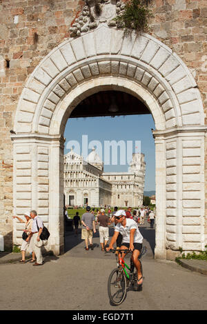 Il Duomo, la cattedrale, il campanile, la torre campanaria, Torre pendente, Torre Pendente in Piazza dei Miracoli, Piazza dei Miracoli e Piazza del Duomo e piazza della cattedrale, Sito Patrimonio Mondiale dell'UNESCO, Pisa, Toscana, Italia, Europa Foto Stock