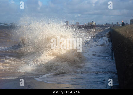 Tempestoso oceano onde pastella costa con il mare oltre-topping promenade a seguito di forti venti Foto Stock