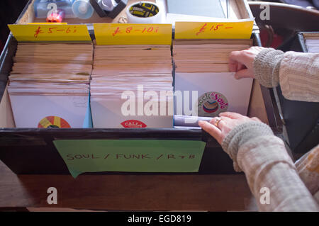 Ordinamento di seconda mano di record a un record fair. Foto Stock