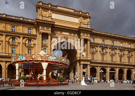 Giostra, merry-go-round in Piazza della Repubblica, piazza, nel centro storico di Firenze, Sito Patrimonio Mondiale dell'UNESCO, Firenze, Firenze, Toscana, Italia, Europa Foto Stock