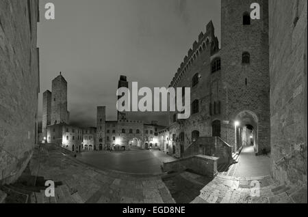 Torri con il municipio, piazza del Duomo, San Gimignano, Sito Patrimonio Mondiale dell'UNESCO, provincia di Siena, Toscana, Italia, Europa Foto Stock