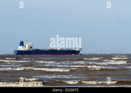 Liverpool, Merseyside, Regno Unito. 23 febbraio 2015. Meteo nel Regno Unito: Nave SCF PECHORA (petroliera registrata in Russia) da Crosby Beach verso il Mare d'Irlanda. Foto Stock