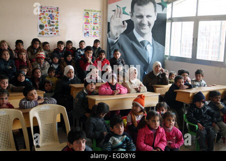 Damasco. Il 23 febbraio, 2015. Spostate i bambini Siriani sono visti in una scuola che è stato trasformato in un temporaneo rifugio per sfollati siriani a Qudsaya quartiere vicino a Damasco, Siria nel febbraio 23, 2015. Centinaia di famiglie siriane sono state recentemente evacuati da ribelli-held Douma città. © Bassem Tellawi/Xinhua/Alamy Live News Foto Stock