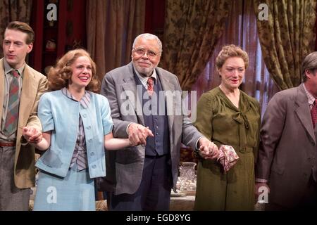 James Earl Jones, Cast all'arrivo che non puoi portare con te le prestazioni di chiusura, il Longacre Theatre di New York, NY, 22 febbraio 2015. Foto di Patrick Cashin/Everett Collection Foto Stock