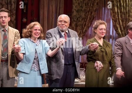 James Earl Jones, Cast all'arrivo che non puoi portare con te le prestazioni di chiusura, il Longacre Theatre di New York, NY, 22 febbraio 2015. Foto di Patrick Cashin/Everett Collection Foto Stock