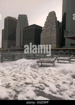 New York, Stati Uniti d'America. Il 23 febbraio, 2015. Neve e ghiaccio edificazione lungo la East River come registrare le basse temperature ha colpito la città di New York. Credito: Christopher Penler/Alamy Live News Foto Stock