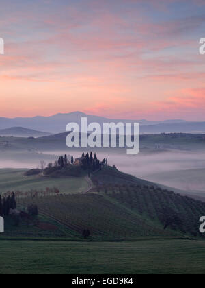 Alba sopra la Val d'Orcia vicino a Pienza in una nebbiosa mattina di primavera, Pienza, Toscana, Italia Foto Stock