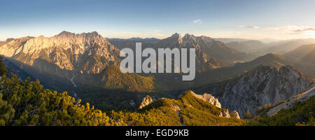 Ampio Panorama da Grosser Buchstein attraverso la Gesause Parco nazionale con i picchi di Hochtor e Admonter Reichenstein gruppo (da sinistra) su una serata in primavera, Ennstaler Alpi, Stiria, Austria Foto Stock