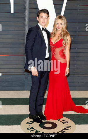 Attore Miles Teller e Keleigh Sperry frequentare il Vanity Fair Oscar Party a Wallis Annenberg Center for the Performing Arts di Beverly Hills, Los Angeles, Stati Uniti d'America, il 22 febbraio 2015. © dpa picture alliance/Alamy Live News Credito: dpa picture alliance/Alamy Live News Foto Stock