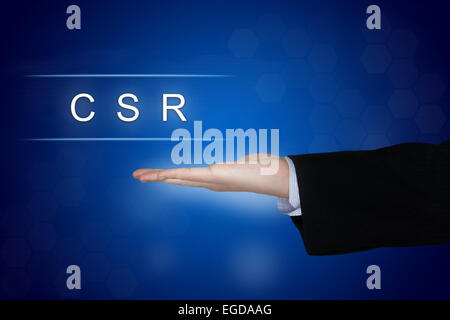 CSR o responsabilità sociale aziendale pulsante con mano business su sfondo blu Foto Stock