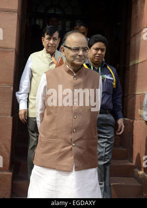 New Delhi, India. Il 23 febbraio, 2015. Indiano Ministro delle finanze Arun Jaitley (anteriore) arriva in corrispondenza della apertura della sessione di bilancio del Parlamento indiano a Nuova Delhi, in India, dal 23 febbraio, 2015. Il Parlamento indiano è cruciale bilancio sessione è iniziata lunedì con il Presidente Pranab Mukherjee evidenziando le priorità del governo e il Primo Ministro Narendra Modi di ricercare la cooperazione di tutte le parti politiche per ottenere il tasto In attesa di legislazioni cancellati. Credito: Partha Sarkar/Xinhua/Alamy Live News Foto Stock