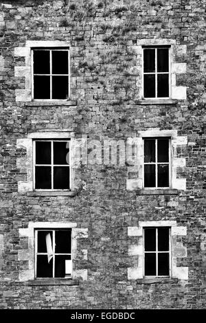 Filatori abbandonati edificio mill a Selkirk, Scottish Borders, Scozia. In bianco e nero Foto Stock