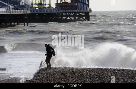 Brighton, Regno Unito. Il 23 febbraio, 2015. Regno Unito: Meteo onde infrangersi sulla spiaggia di Brighton come un altro set di Super si è verificato maree intorno al litorale britannico oggi. Foto Stock