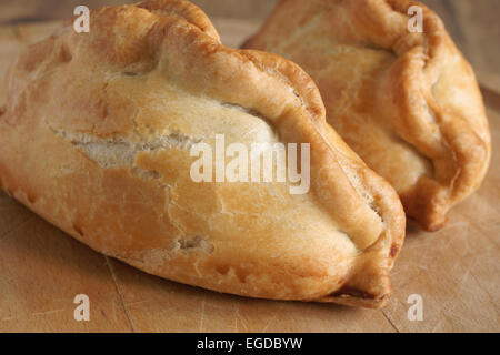 Tradizionale Cornish pasty riempiti con carne svedese di patate e carote Foto Stock