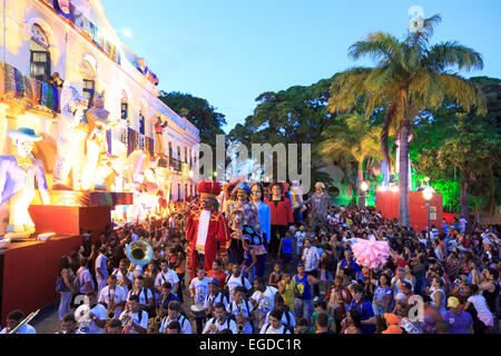 Brasil, Pernambuco, Olinda Città Vecchia (Sito UNESCO), pupazzi giganti durante la celebrazione Carnaval Foto Stock