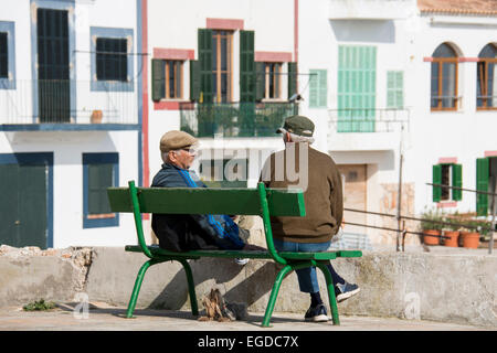 Due locali vecchi pescatori, Portocolom, vicino a Manacor, Maiorca, SPAGNA Foto Stock