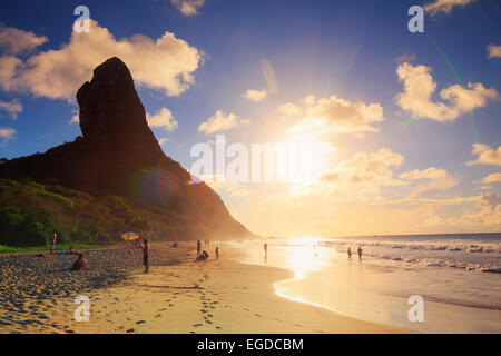 Il Brasile, Fernando de Noronha, Conceicao spiaggia con Morro Pico Mountain in background Foto Stock