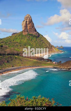 Il Brasile, Fernando de Noronha, Conceicao, Meio e Cachorro spiaggia con Morro Pico Mountain in background Foto Stock