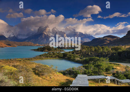 Il Cile, Patagonia, parco nazionale Torres del Paine (Sito UNESCO), Cuernos del Paine picchi e lago Pehoe Foto Stock