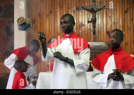 Chierichetto swing bruciatore di incenso durante la messa domenicale in una chiesa cattolica romana di Ndola, Zambia Foto Stock