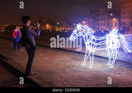 Kaohsiung, Taiwan. Il 22 febbraio, 2015. Lanter festival in Kaohsiung Taiwan presso il molo 2 art center. Il Capodanno cinese è un importante festival cinese ha celebrato presso la volta del calendario cinese. In Cina, è anche noto come il Festival di Primavera, la traduzione letterale del moderno nome cinese. Credito: Fabio Nodari/Alamy Live News Foto Stock