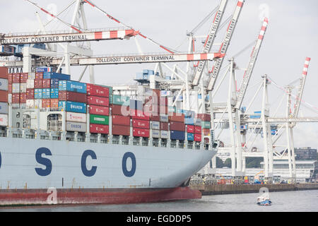 La nave portacontainer Cosco Oceania circa per il carico e scarico presso il terminal per container Tollerort, Amburgo, Germania Foto Stock