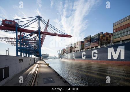 Le navi portacontainer trainato per l ormeggio nel porto, Burchardkai, Amburgo, Germania Foto Stock