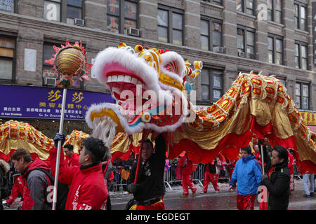 Drago Cinese ballerini festeggiare il nuovo anno lunare nella Chinatown di New York. Negozi lungo la East Broadway sono chiusi per l'evento. Foto Stock