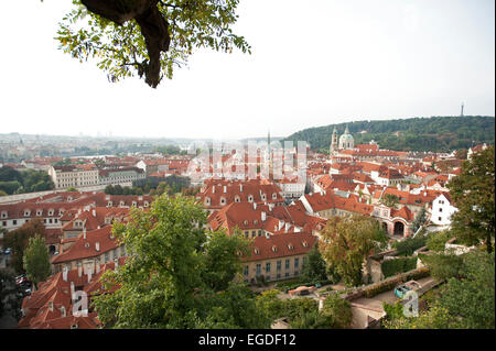 Vista su parte della città vecchia, dal Castello di Praga, Praga, Repubblica Ceca, Europa Foto Stock