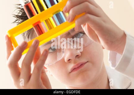 Scuola teenage boy nella lezione di Chimica Foto Stock