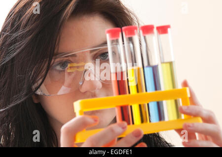 Teenage School girl nella lezione di Chimica Foto Stock