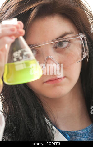 Teenage School girl nella lezione di Chimica Foto Stock