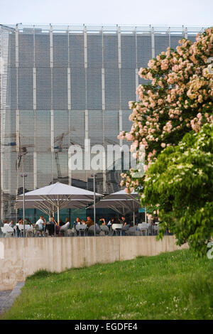 Il Cafe e la facciata dell'Arte Lentos Museo d arte moderna e contemporanea, Linz, Austria superiore, Austria Foto Stock