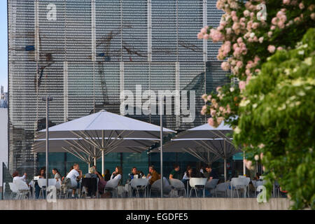 Il Cafe e la facciata dell'Arte Lentos Museo d arte moderna e contemporanea, Linz, Austria superiore, Austria Foto Stock