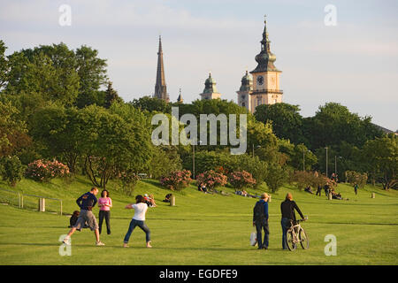 La zona a rischio di inondazione del Danubio è normalmente di un verde parco. Guglie del Duomo Nuovo, Mary-Immaculate-concepimento e la chiesa parrocchiale in background, Linz, Austria superiore, Austria Foto Stock