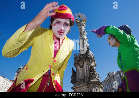 L'artista di strada durante il Pflasterspektakel street festival di fronte la colonna della peste, Linz, Austria superiore, Austria Foto Stock