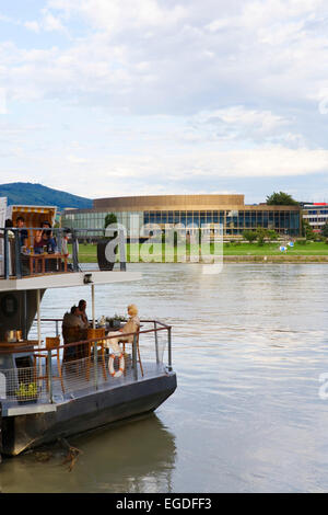 Il Cafe Lido sul fiume Danubio e la sala concerti Bruckner, Linz, Austria superiore, Austria Foto Stock