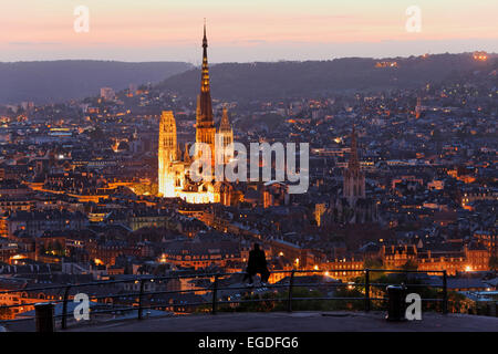 La vista dalla terrazza del Bonsecours verso la cattedrale di Notre-dame de l'Assomption, Rouen, Normandia, Francia Foto Stock